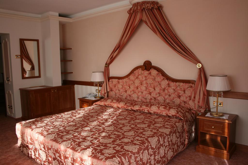 Hotel Lorenzetti Madonna Zimmer foto