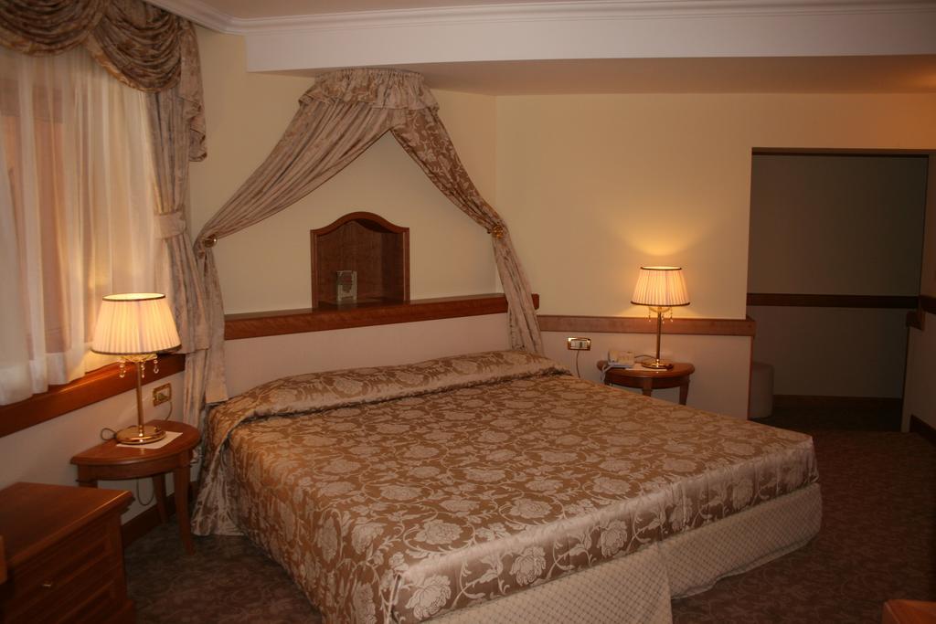 Hotel Lorenzetti Madonna Zimmer foto